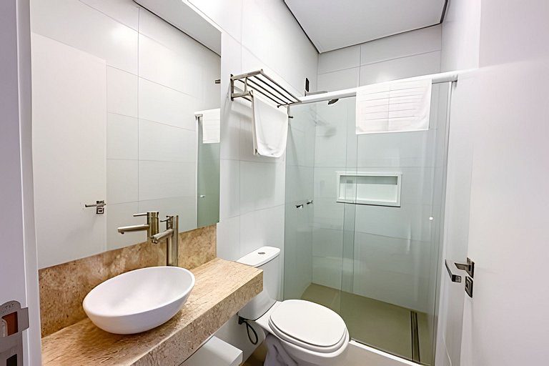 Apto 201 2D condomínio com piscina bem localizado