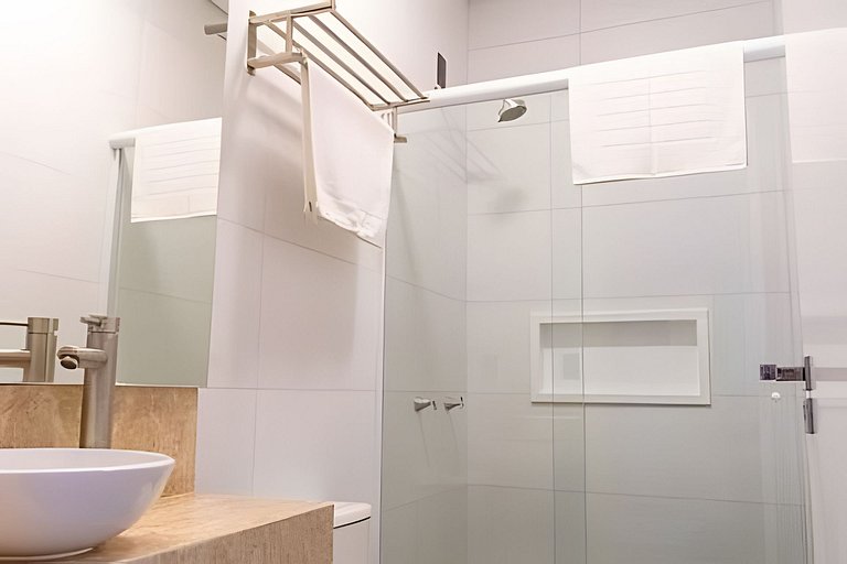 Apto 201 2D condomínio com piscina bem localizado