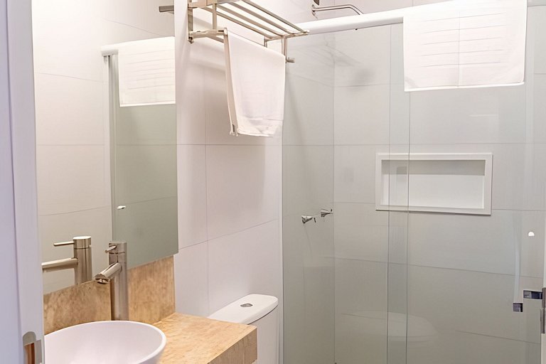 Apto 201 2D condomínio com piscina bem localizado