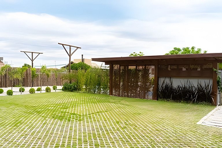 Apto 201 2D condomínio com piscina bem localizado