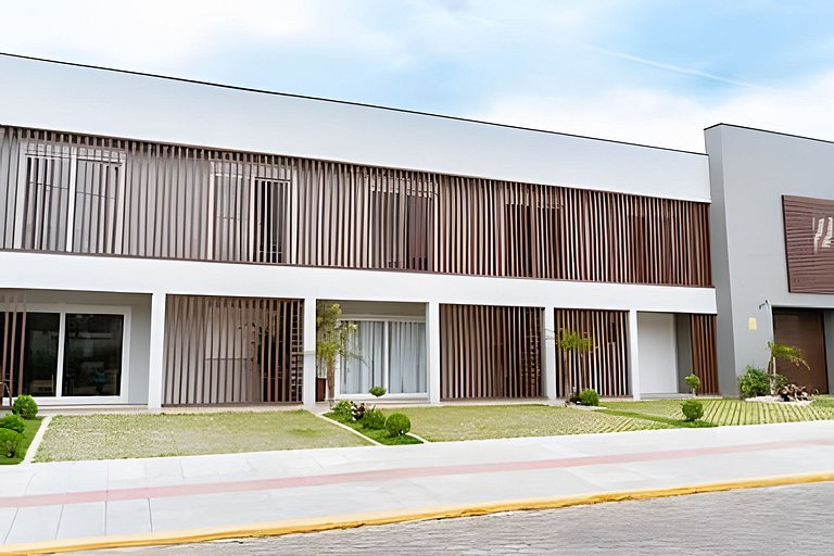 Apto 201 2D condomínio com piscina bem localizado