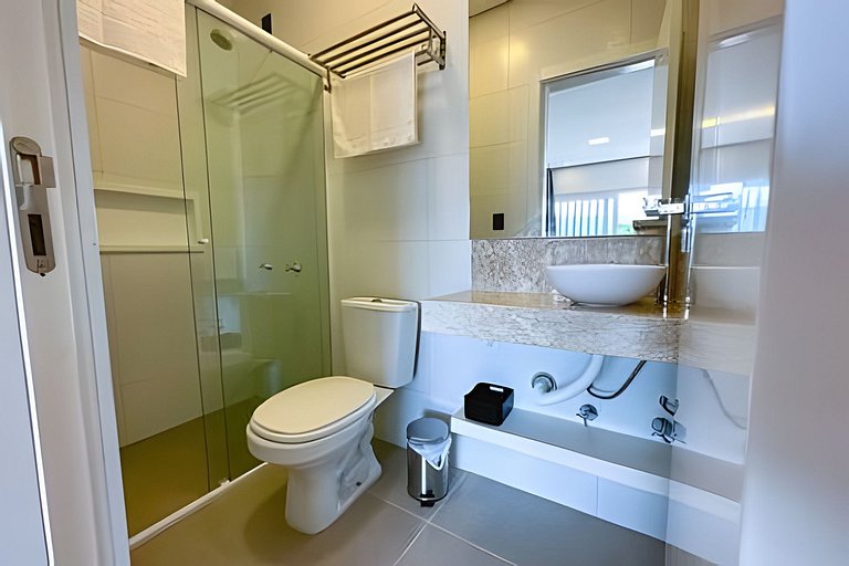 Apto 204 1D condomínio com piscina bem localizado
