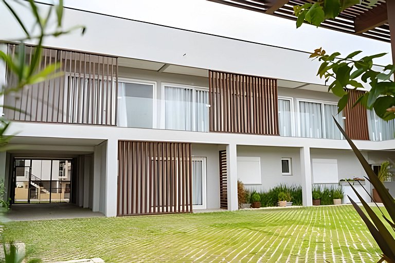 Apto 204 1D condomínio com piscina bem localizado