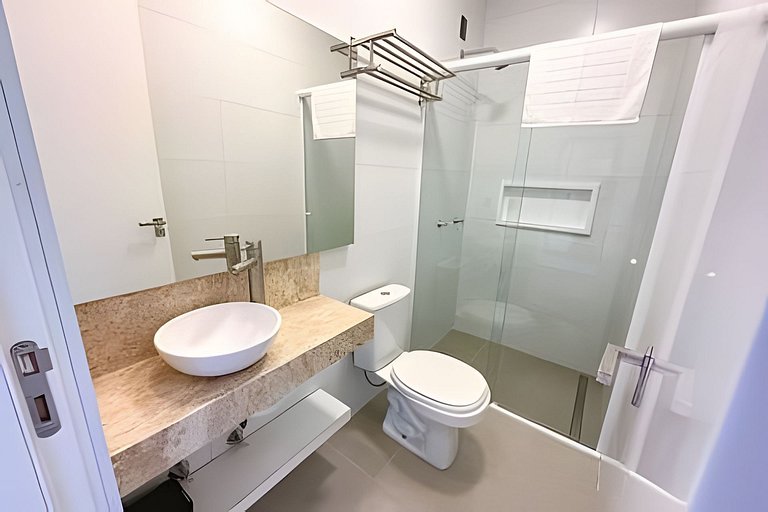 Apto 203 2D condomínio com piscina bem localizado