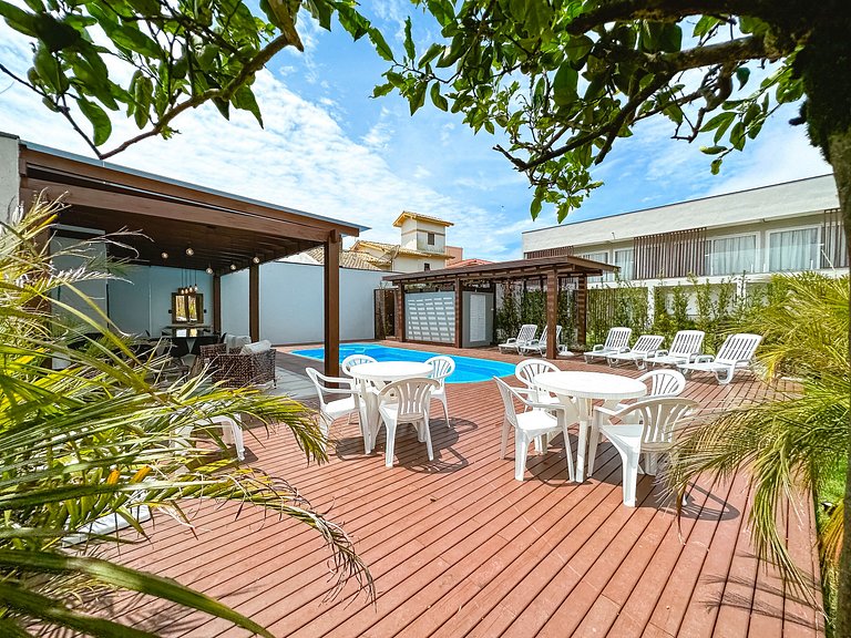 Apto 204 1D condomínio com piscina bem localizado