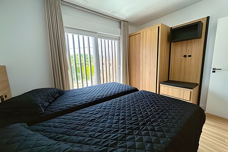 Apto 206 2D condomínio com piscina bem localizado