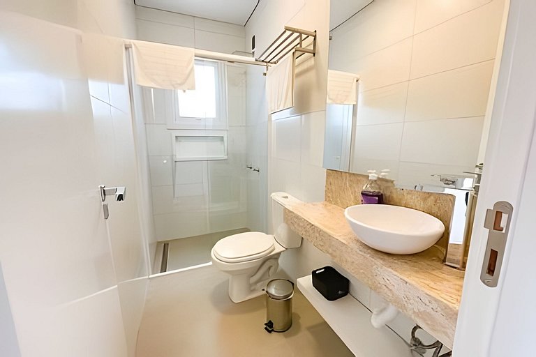 Apto 206 2D condomínio com piscina bem localizado