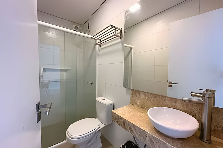 Apto 101 2D condomínio com piscina bem localizado