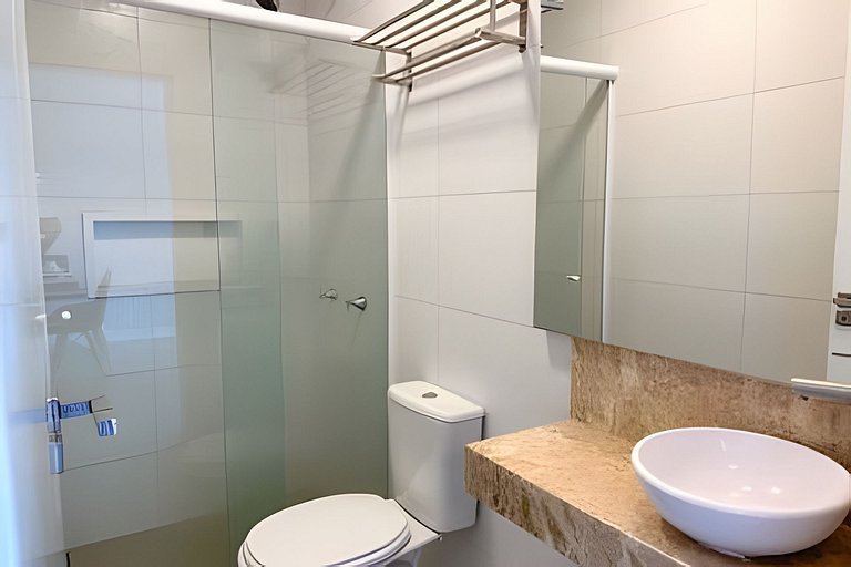 Apto 101 2D condomínio com piscina bem localizado