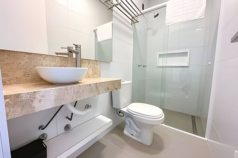 Apto 202 1D condomínio com piscina bem localizado