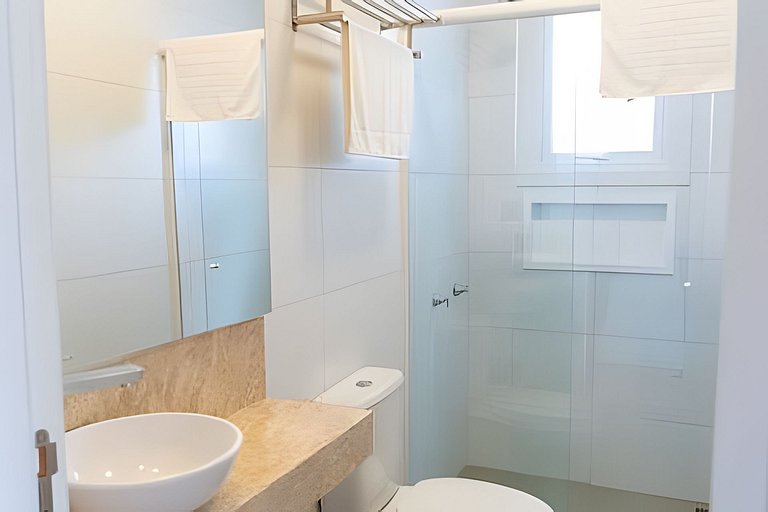 Apto 205 1D condomínio com piscina bem localizado