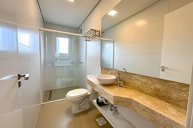 Apto 102 2D condomínio com piscina bem localizado