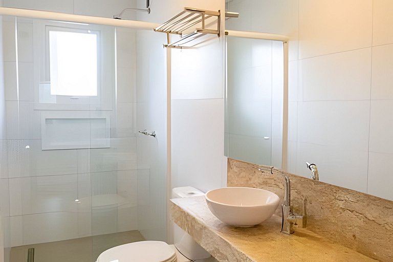 Apto 102 2D condomínio com piscina bem localizado