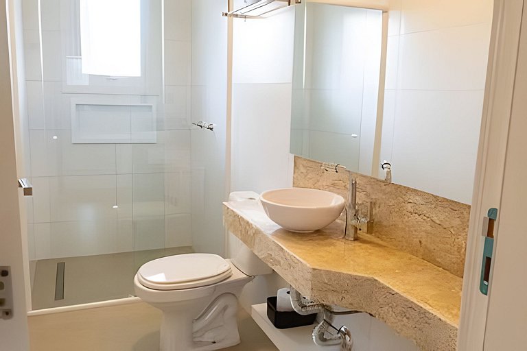 Apto 102 2D condomínio com piscina bem localizado