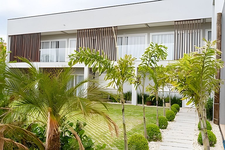 Apto 102 2D condomínio com piscina bem localizado