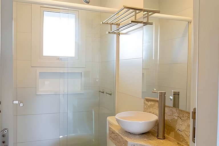Apto 103 2D condomínio com piscina bem localizado
