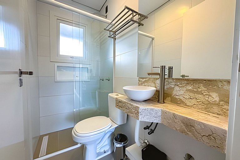 Apto 103 2D condomínio com piscina bem localizado
