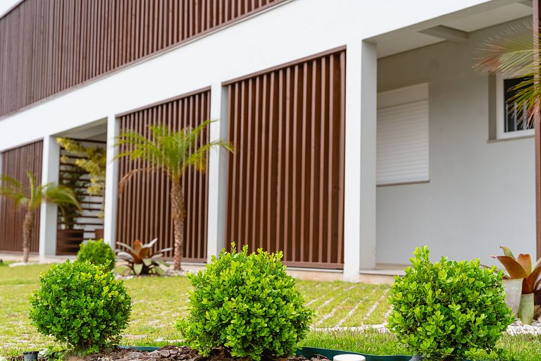 Apto 206 2D condomínio com piscina bem localizado