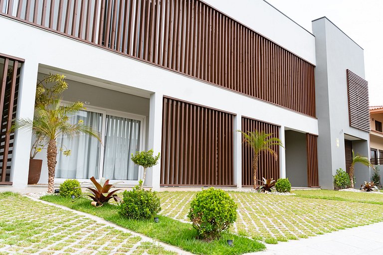 Apto 203 2D condomínio com piscina bem localizado
