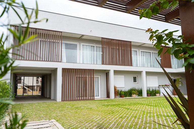 Apto 201 2D condomínio com piscina bem localizado
