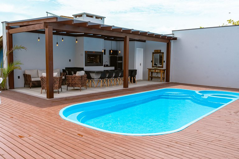 Apto 202 1D condomínio com piscina bem localizado