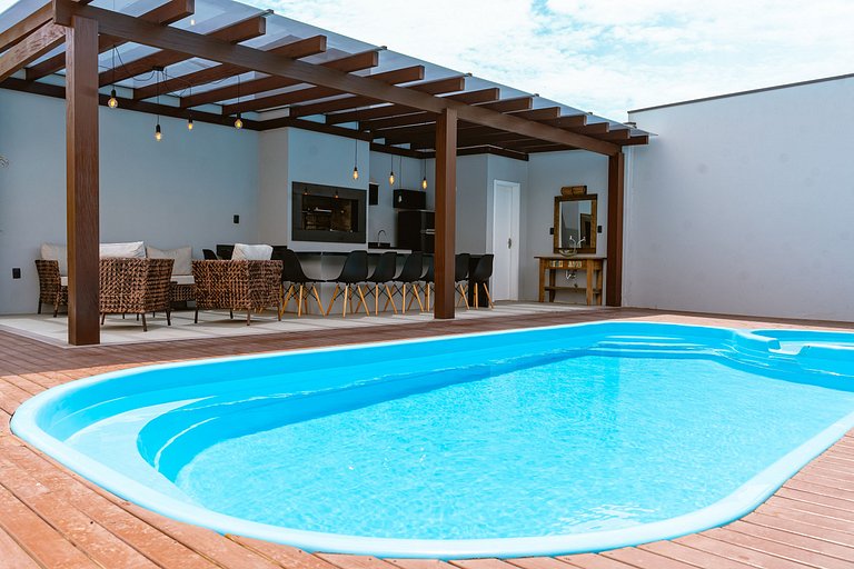 Apto 205 1D condomínio com piscina bem localizado