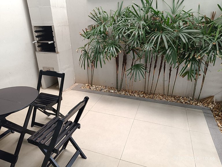 Apto 101 2D condomínio com piscina bem localizado