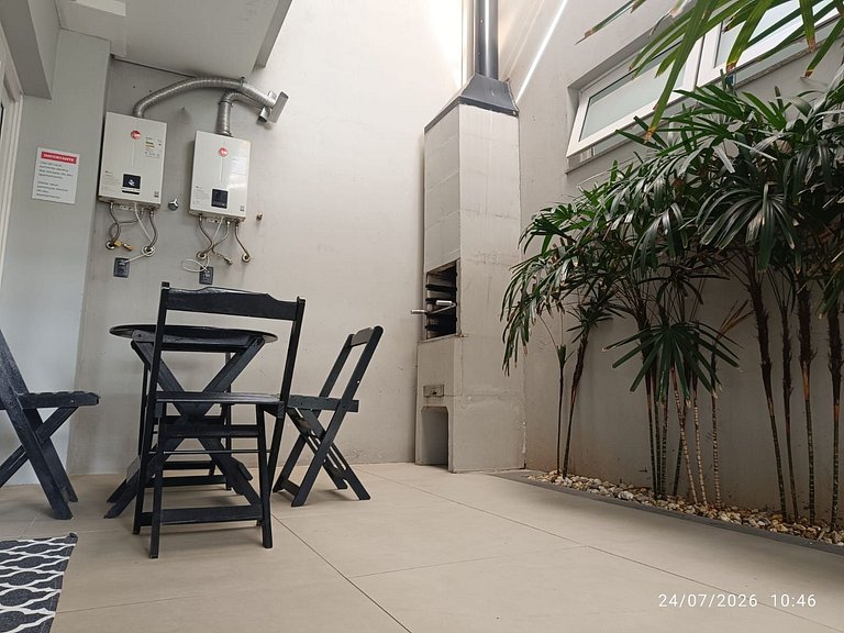 Apto 101 2D condomínio com piscina bem localizado